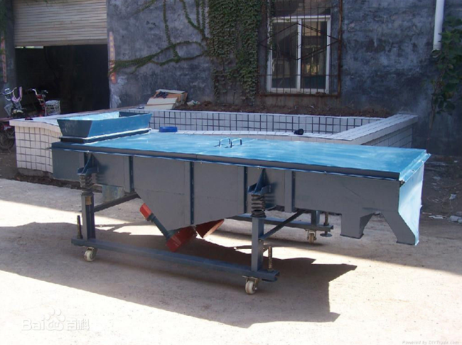 振動電機安裝於（yú）直線振動篩底部.jpg